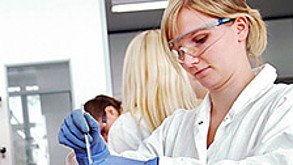 Eine Person mit Schutzbrille und Handschuhen arbeitet in einem Labor und geht vorsichtig mit einer Pipette um.chung und Food Sciences